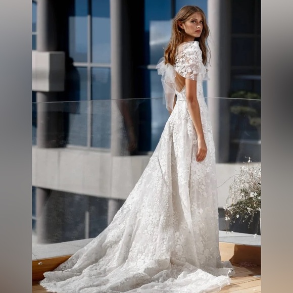 Mira Zwillinger Excellent Condition Wedding Gown - Picture 8 of 13